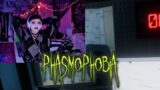 playing phasmophobia and struggling